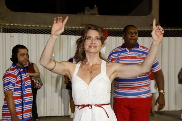 Letícia Spiller e seu samba no pé