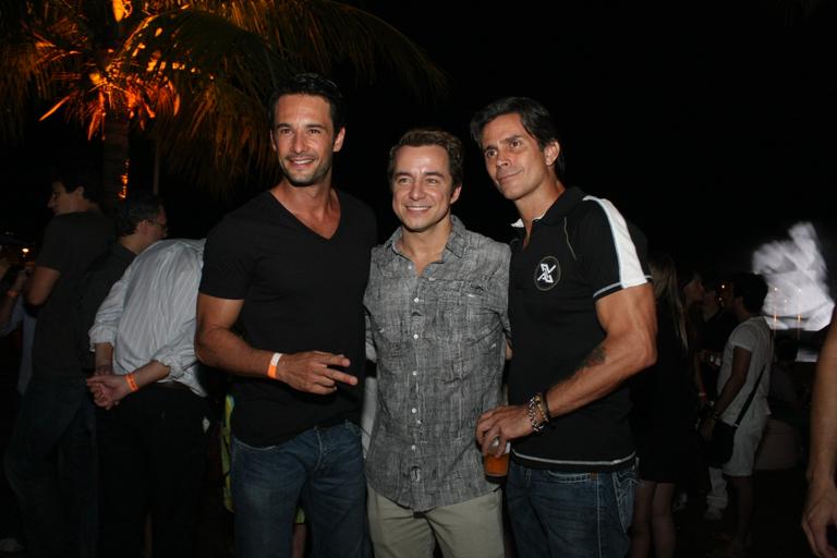 Marcelo Serrado, Carlos Vieira e Rodrigo Santoro curtem noite carioca