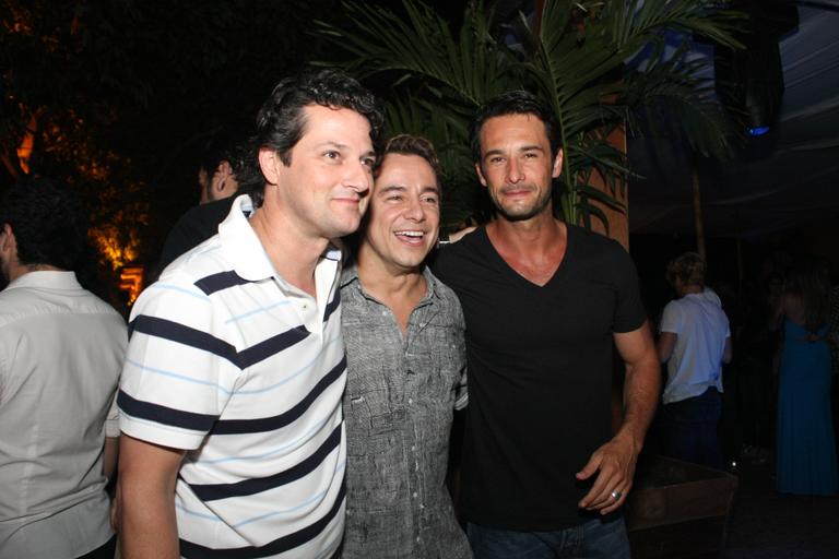 Marcelo Serrado, Carlos Vieira e Rodrigo Santoro curtem noite carioca