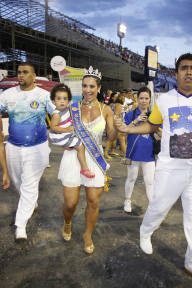 Scheila Carvalho desfila em ensaio com a pequena Giulia em seu colo