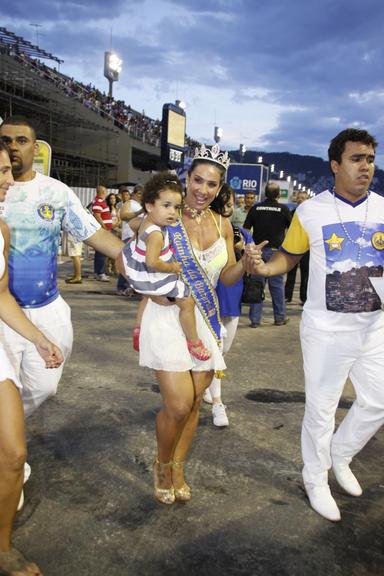 Scheila Carvalho desfila em ensaio com a pequena Giulia em seu colo