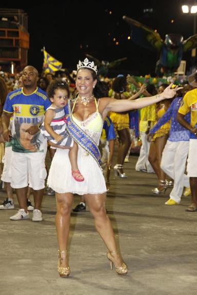 Scheila Carvalho desfila em ensaio com a pequena Giulia em seu colo