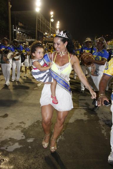 Scheila Carvalho desfila em ensaio com a pequena Giulia em seu colo