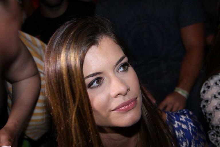 Alinne Moraes confere desfile no Fashion Rio