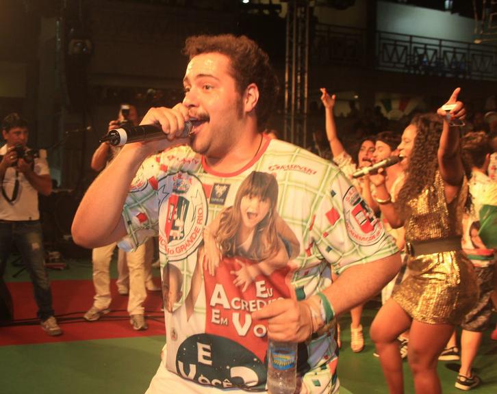 Tiago Abravanel participa do Bloco da Preta em ensaio na quadra da escola Grande Rio