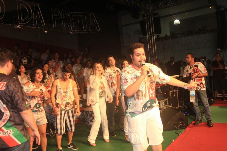 Tiago Abravanel participa do Bloco da Preta em ensaio na quadra da escola Grande Rio