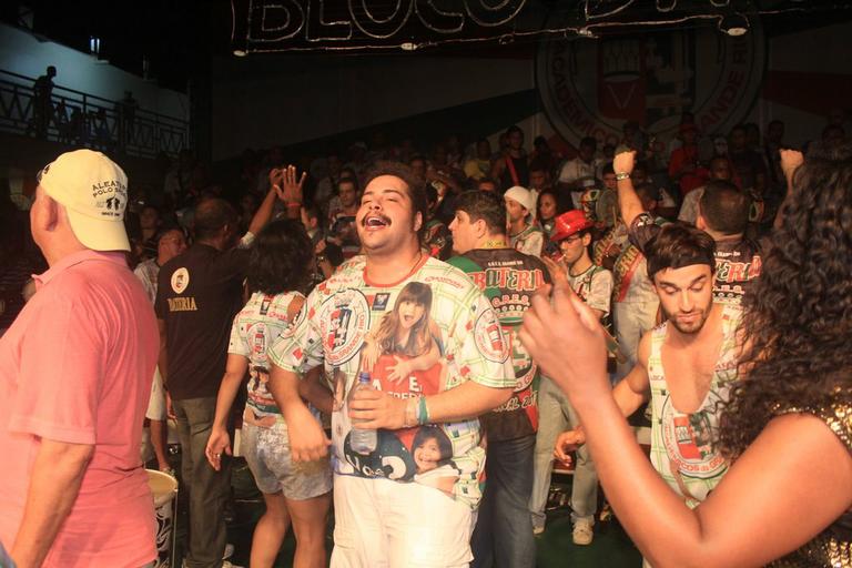 Tiago Abravanel participa do Bloco da Preta em ensaio na quadra da escola Grande Rio