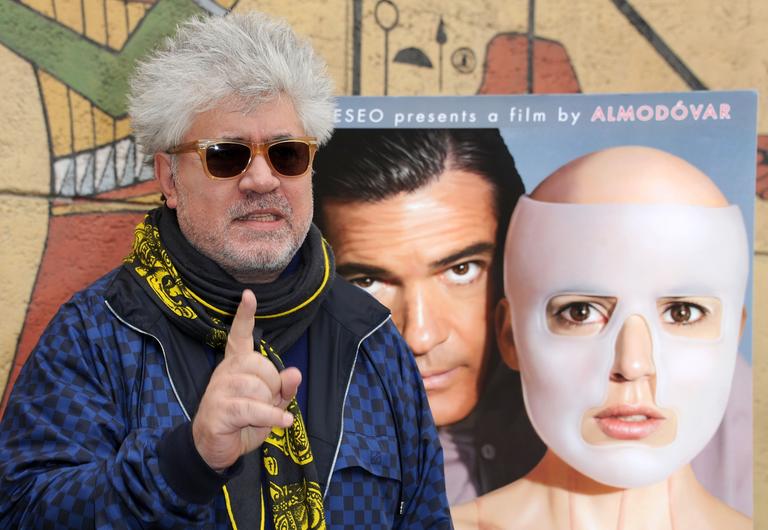 Angelina Jolie e Pedro Almodóvar prestigiam evento de cinema