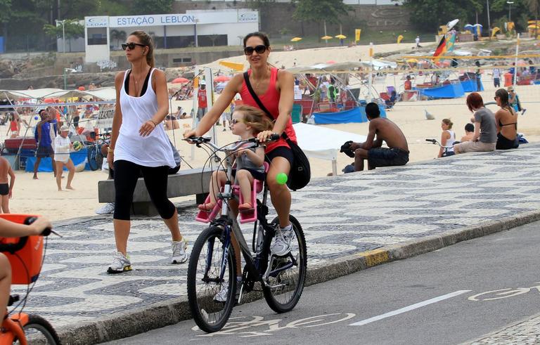 Fernanda Venturini pedala na companhia da filha Vitória