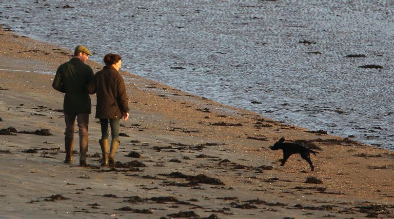 Kate Middleton e Príncipe William em passeio na praia