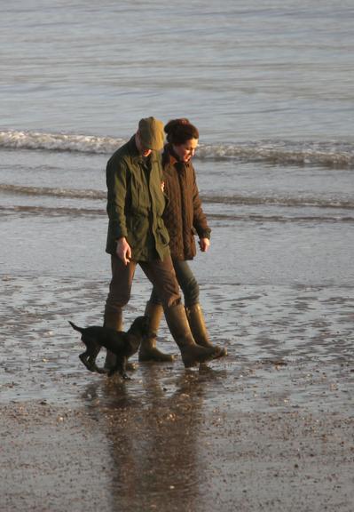 Kate Middleton e Príncipe William em passeio na praia