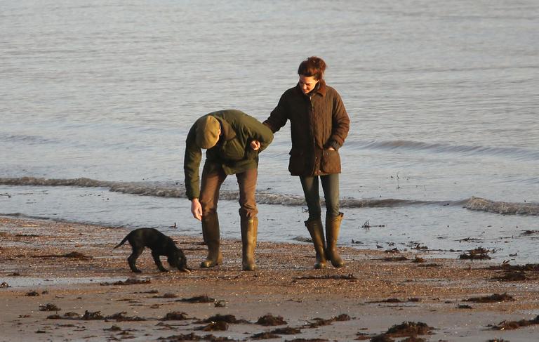 Kate Middleton e Príncipe William em passeio na praia