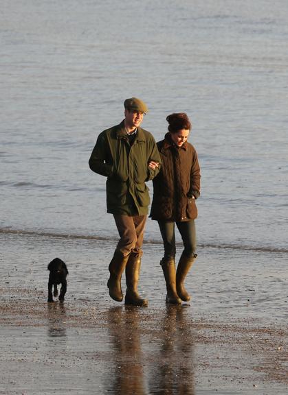 Kate Middleton e Príncipe William em passeio na praia