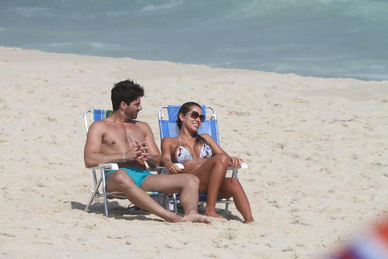 Rodrigo Gomes e Adriana Santana vão à praia