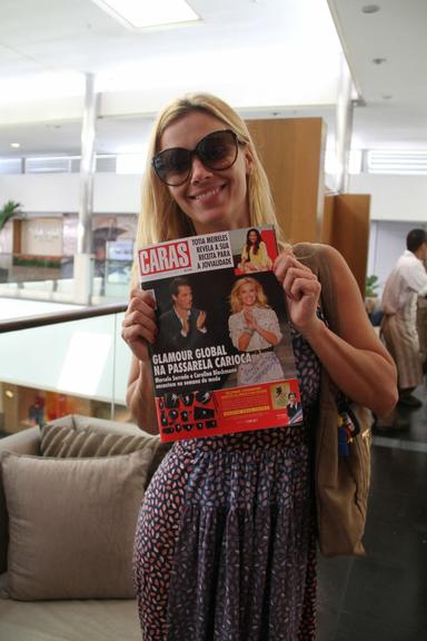 Carolina Dieckmann autografa a revista CARAS