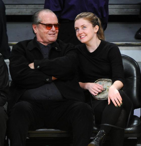 Jack Nicholson e filha Lorraine se divertem em jogo dos Lakers