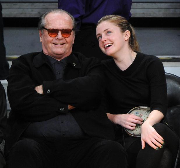 Jack Nicholson e filha Lorraine se divertem em jogo dos Lakers