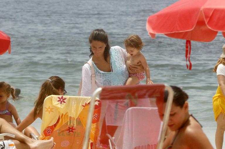 Daniella Sarahyba com a filha em Ipanema, no Rio