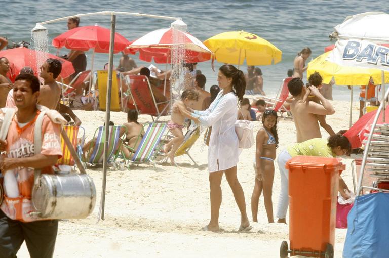 Daniella Sarahyba com a filha em Ipanema, no Rio