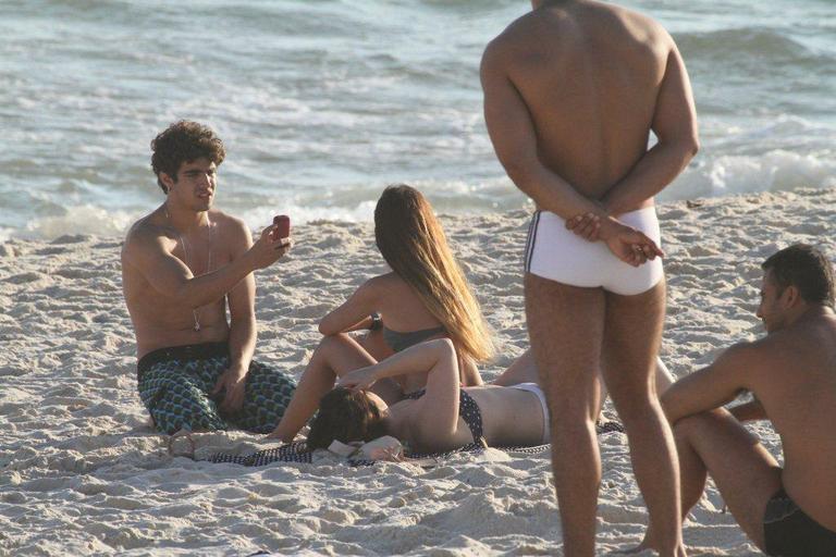 Caio Castro com as amigas na Barra da Tijuca, no Rio