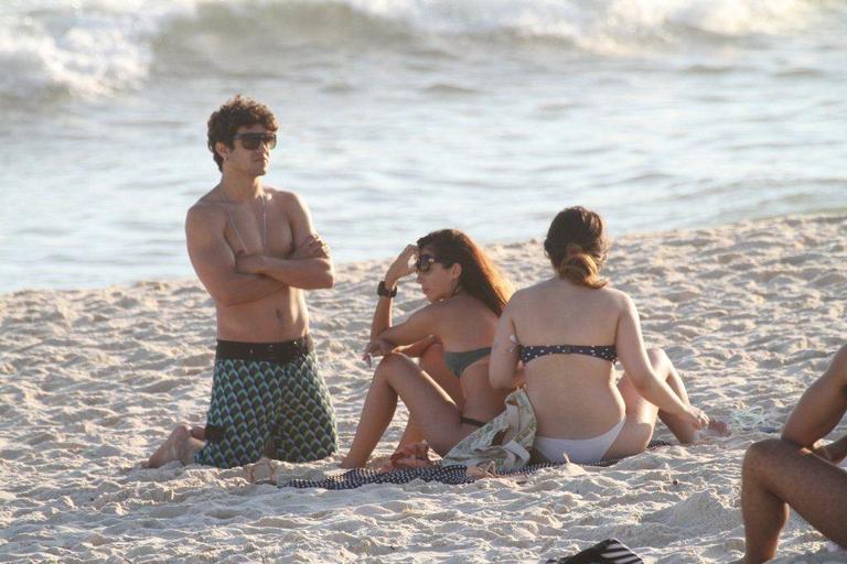 Caio Castro com as amigas na Barra da Tijuca, no Rio