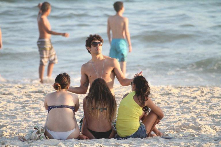 Caio Castro com as amigas na Barra da Tijuca, no Rio