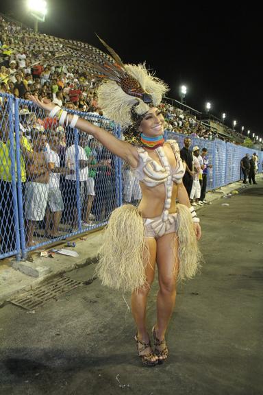 Sabrina Sato aparece de 'canibal' em ensaio da Vila Isabel