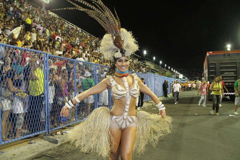 Sabrina Sato aparece de 'canibal' em ensaio da Vila Isabel