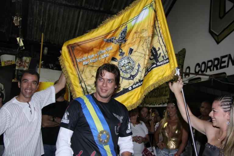 Fabio Assunção visita a Gaviões da Fiel, em São Paulo, e posa com as musas da escola