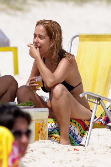 Paloma Duarte faz um lanchinho na praia