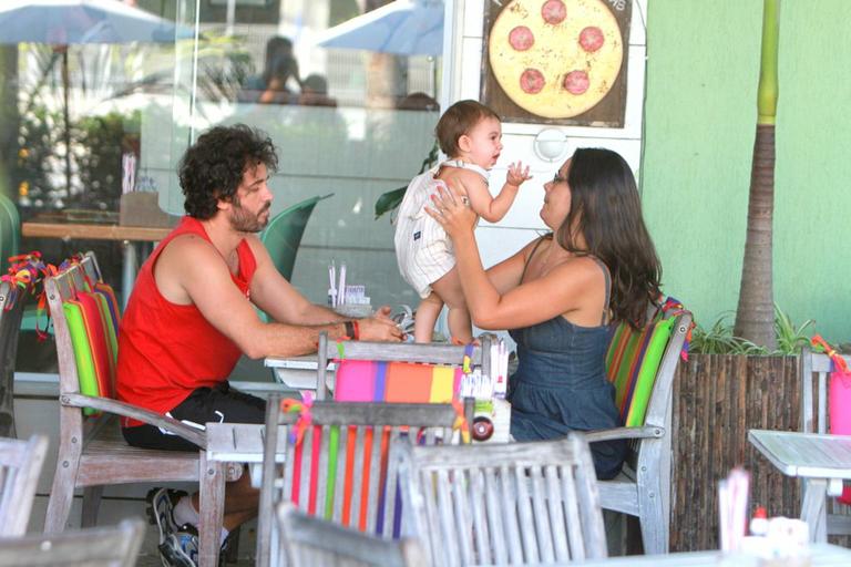 Eriberto Leão com a família em restaurante no Rio