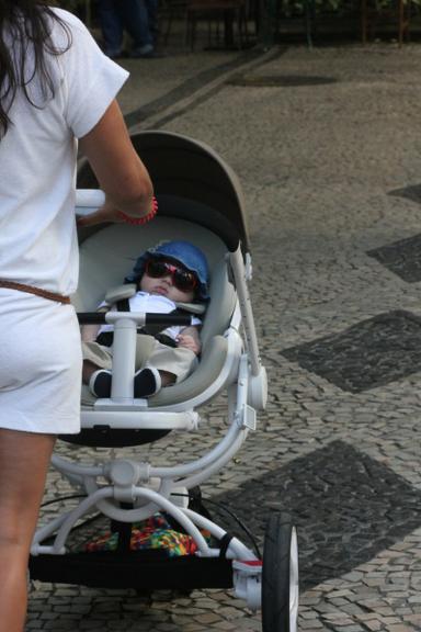 Vicente, filho de Ricardo Pereira, passeia de chapéu e óculos de sol