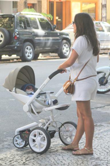 Vicente, filho de Ricardo Pereira, passeia de chapéu e óculos de sol