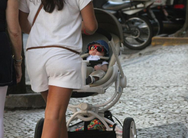 Vicente, filho de Ricardo Pereira, passeia de chapéu e óculos de sol