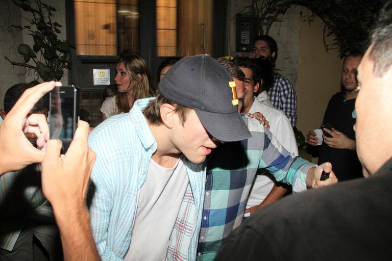 Ashton Kutcher se diverte na noite de São Paulo