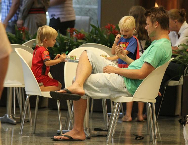 Rodrigo Hilbert passeia com os gêmeos