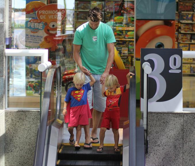 Rodrigo Hilbert passeia com os gêmeos