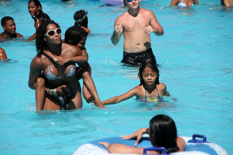 Adriana Bombom e as filhas no parque aquático