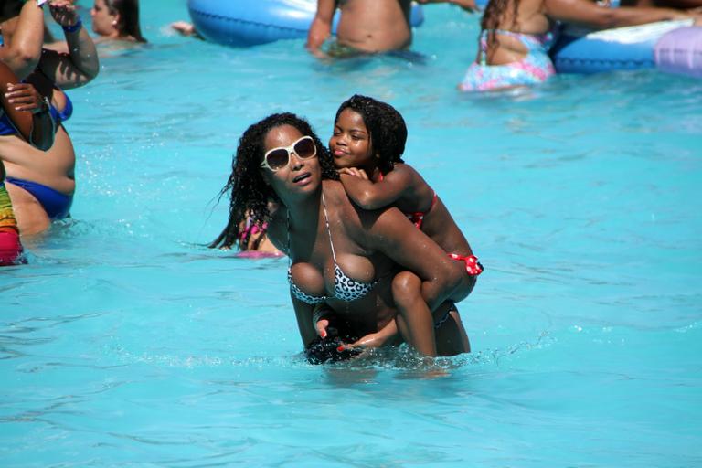 Adriana Bombom e as filhas no parque aquático