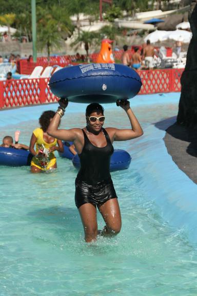 Adriana Bombom e as filhas no parque aquático