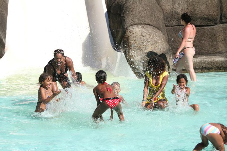 Adriana Bombom e as filhas no parque aquático