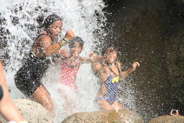 Adriana Bombom e as filhas no parque aquático