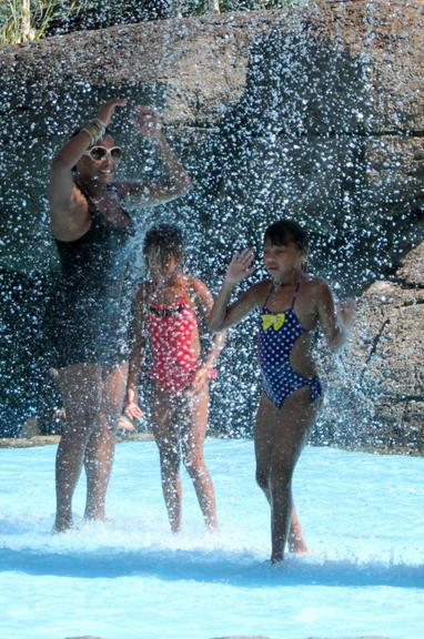 Adriana Bombom e as filhas no parque aquático