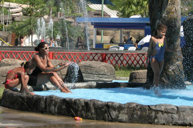 Adriana Bombom e as filhas no parque aquático