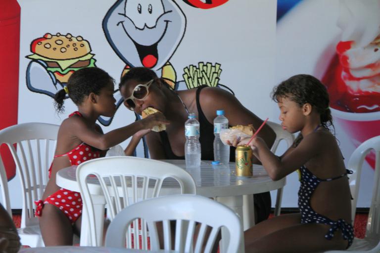 Adriana Bombom e as filhas no parque aquático