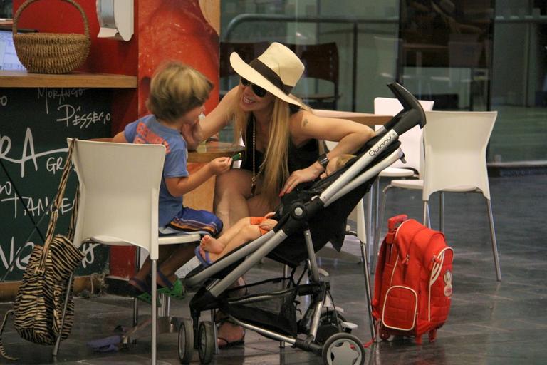 Noah e Guy passeiam com a mãe, Danielle Winits, em shopping carioca