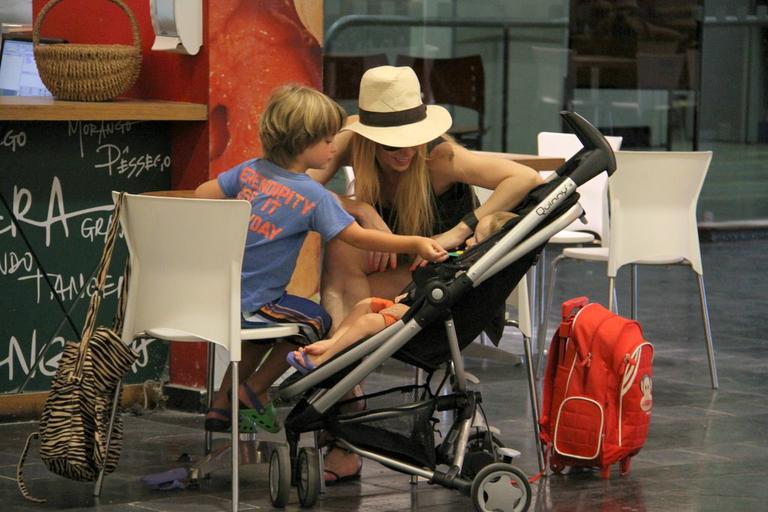 Noah e Guy passeiam com a mãe, Danielle Winits, em shopping carioca