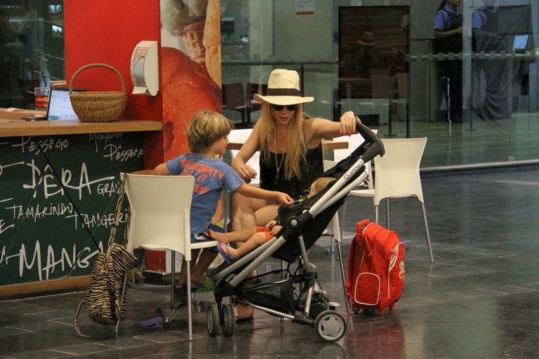 Noah e Guy passeiam com a mãe, Danielle Winits, em shopping carioca