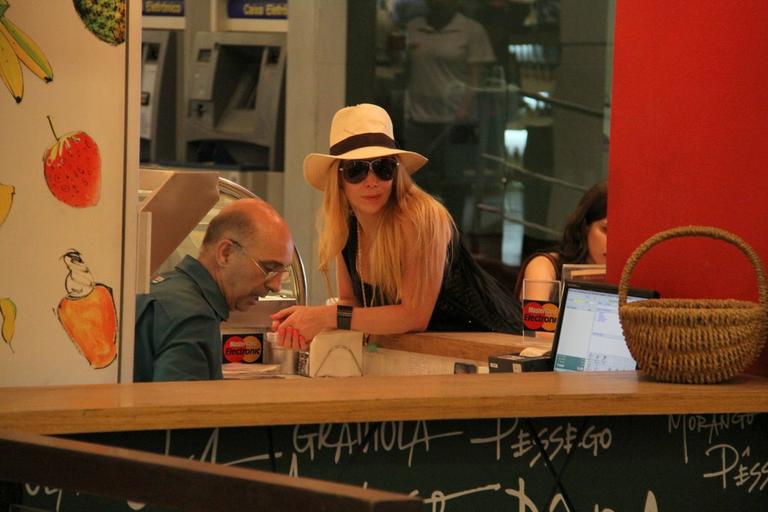 Noah e Guy passeiam com a mãe, Danielle Winits, em shopping carioca