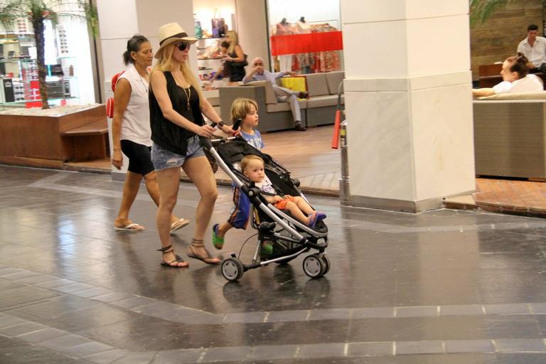 Noah e Guy passeiam com a mãe, Danielle Winits, em shopping carioca